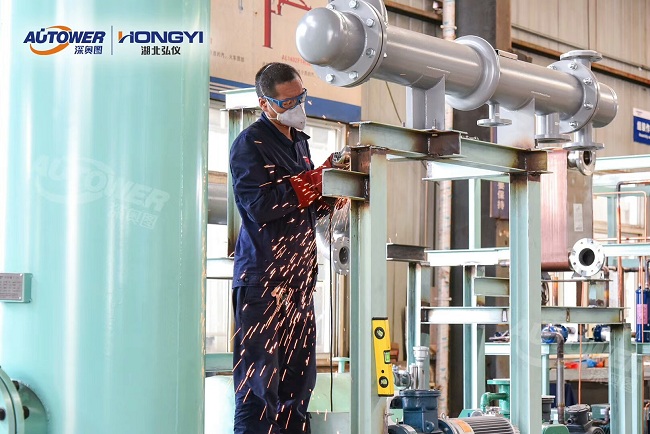     LNG氣化調(diào)壓撬的調(diào)試和注意事項,關于LNG氣化調(diào)壓撬站的安全管理工作。  LNG氣化調(diào)壓撬的調(diào)試和注意事項  ①制定合理的操作規(guī)章制度      應制定合理的LNG裝卸車操作規(guī)程、LNG儲罐倒罐操作規(guī)程、LNG氣化器操作規(guī)程、BOG復熱器操作規(guī)程、儲罐自增壓操作規(guī)程、EAG復熱器操作規(guī)程、卸車增壓器操作規(guī)程、橇裝式調(diào)壓器操作規(guī)程、BOG計量橇操作規(guī)程、LNG離心泵操作規(guī)程、天然氣加臭機操作規(guī)程、中心調(diào)度控制程序切換操作規(guī)程、消防水泵操作規(guī)程、LNG氣化站管道設備維護保養(yǎng)技術和操作手冊等。  ②建立臺賬，管理設備技術資料      應建立維護記錄、巡查巡檢記錄、進出人員管理記錄、各類操作記錄、應急演練記錄、安全活動記錄，管理好設備有關技術資料和各類原始資料等。  ③制定天然氣管道、廠站事故應急預案      應依據(jù)有關法律、法規(guī)及相關規(guī)定，并結合企業(yè)制度及實際情況，制定天然氣管道、廠站事故應急預案。預案應包含事故不利因素的分析、事故危害、事故分級、事故處理響應等級、處理的程序及后期處理。應經(jīng)常開展不同等級的事故演練和對搶修裝備進行檢查，大型的事故演練要聯(lián)合當?shù)毓蚕?、安全管理部門一同進行。  LNG氣化調(diào)壓撬的調(diào)試和注意事項  ④嚴格執(zhí)行上崗考試制度      各類操作人員獨立操作前必須經(jīng)過公司有關部門組織的考試，成績合格后方可獨立上崗。  ⑤加強對消防、防雷、防靜電設備檢查和管理      加強對LNG氣化站防雷、防靜電設備的定期檢查和維護保養(yǎng)，著重對消防水池、消防泵、消防水炮、儲罐噴淋管及干粉滅火器進行檢查?？扇細怏w報警設備需定期維護，確保其完好