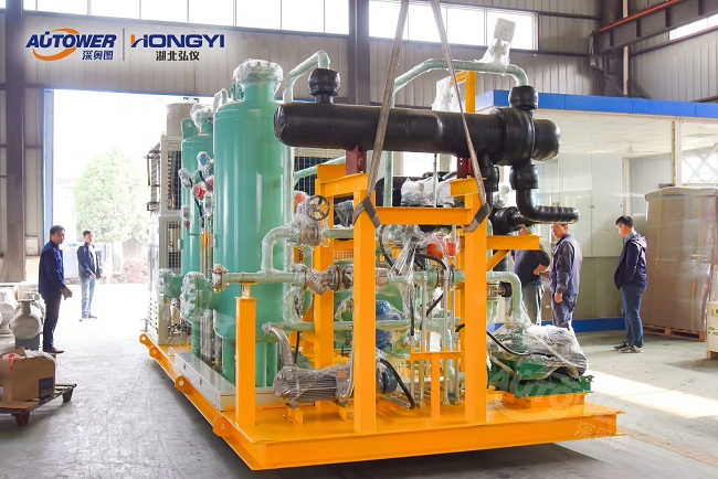     LNG氣化調(diào)壓撬的調(diào)試和注意事項,關于LNG氣化調(diào)壓撬站的安全管理工作。  LNG氣化調(diào)壓撬的調(diào)試和注意事項  ①制定合理的操作規(guī)章制度      應制定合理的LNG裝卸車操作規(guī)程、LNG儲罐倒罐操作規(guī)程、LNG氣化器操作規(guī)程、BOG復熱器操作規(guī)程、儲罐自增壓操作規(guī)程、EAG復熱器操作規(guī)程、卸車增壓器操作規(guī)程、橇裝式調(diào)壓器操作規(guī)程、BOG計量橇操作規(guī)程、LNG離心泵操作規(guī)程、天然氣加臭機操作規(guī)程、中心調(diào)度控制程序切換操作規(guī)程、消防水泵操作規(guī)程、LNG氣化站管道設備維護保養(yǎng)技術和操作手冊等。  ②建立臺賬，管理設備技術資料      應建立維護記錄、巡查巡檢記錄、進出人員管理記錄、各類操作記錄、應急演練記錄、安全活動記錄，管理好設備有關技術資料和各類原始資料等。  ③制定天然氣管道、廠站事故應急預案      應依據(jù)有關法律、法規(guī)及相關規(guī)定，并結合企業(yè)制度及實際情況，制定天然氣管道、廠站事故應急預案。預案應包含事故不利因素的分析、事故危害、事故分級、事故處理響應等級、處理的程序及后期處理。應經(jīng)常開展不同等級的事故演練和對搶修裝備進行檢查，大型的事故演練要聯(lián)合當?shù)毓蚕馈踩芾聿块T一同進行。  LNG氣化調(diào)壓撬的調(diào)試和注意事項  ④嚴格執(zhí)行上崗考試制度      各類操作人員獨立操作前必須經(jīng)過公司有關部門組織的考試，成績合格后方可獨立上崗。  ⑤加強對消防、防雷、防靜電設備檢查和管理      加強對LNG氣化站防雷、防靜電設備的定期檢查和維護保養(yǎng)，著重對消防水池、消防泵、消防水炮、儲罐噴淋管及干粉滅火器進行檢查?？扇細怏w報警設備需定期維護，確保其完好